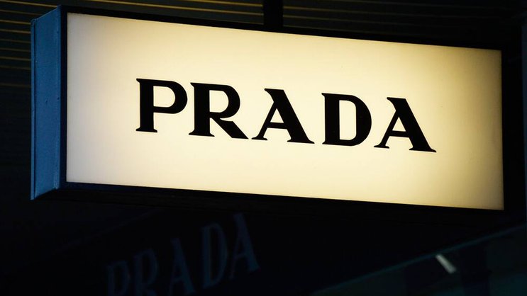 Prada-Logo an der Zürcher Bahnhofstrasse: Die Edelmarke zieht um. (Bild: Keystone)