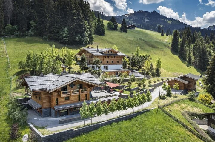 In Oeschseite bei Zweisimmen werden drei Chalets verkauft.