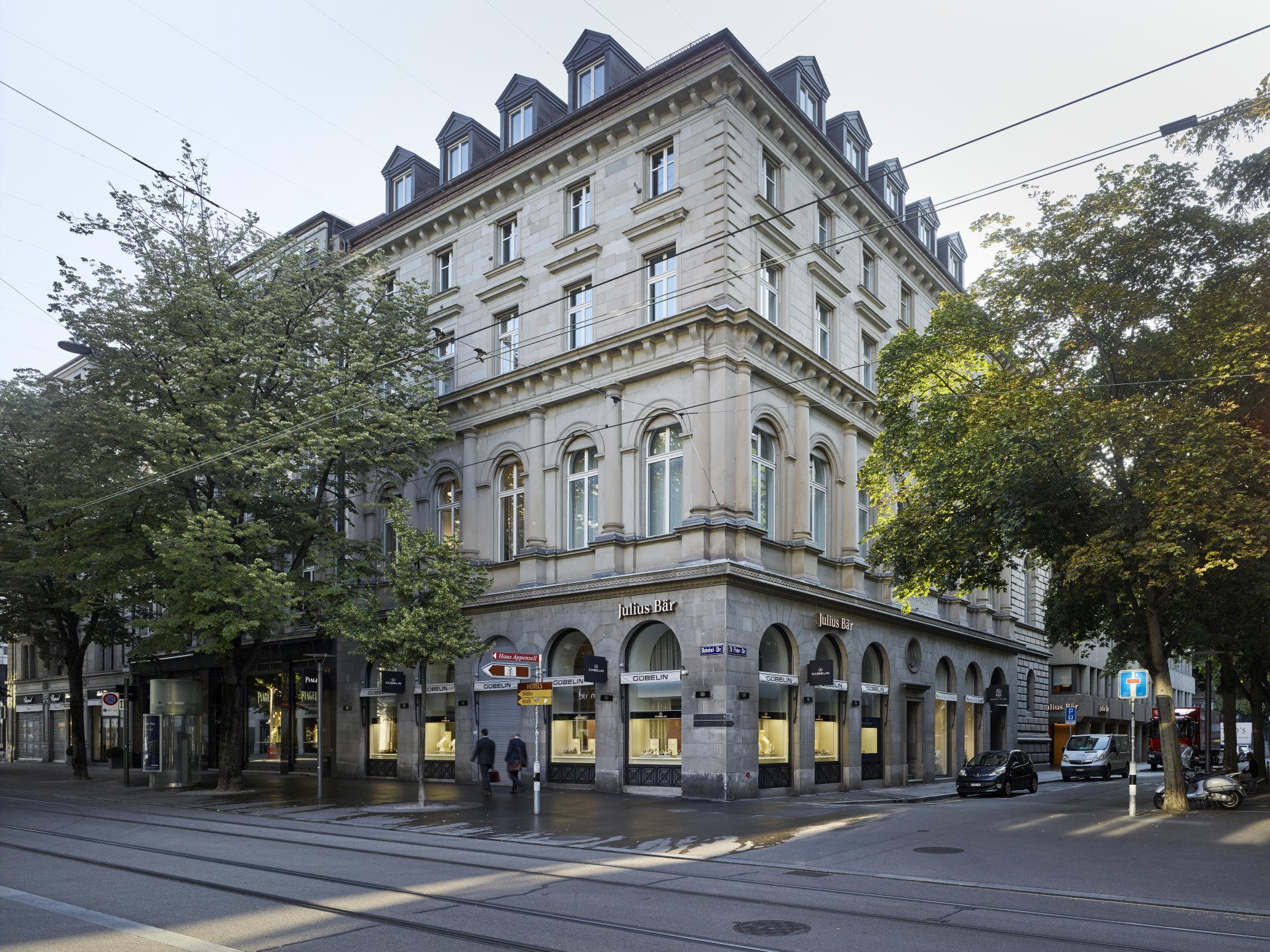 1924 zog die im Jahre 1890 gegründete Bank Julius Bär an die Bahnhofstrasse 36 im Zürcher Bankzentrum. Rund 7400 Mitarbeiter beschäftigt die weltweit tätige Bankengruppe heute.