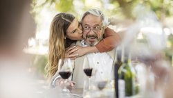 Freudentag: wenn die Tochter 20 wird. Der zu ihrer Geburt eingekaufte Wein kommt erstmals auf den Tisch. Klug eingekauft — ein geglücktes Geschenk.