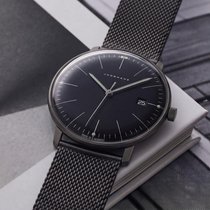Die legendäre Max-Bill-Uhr von Junghans bekommt Zuwachs – in Schwarz.