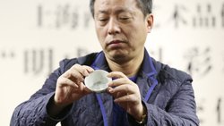 Teures Tässchen: Der chinesische Unternehmer und Sammler Liu Yiqian mit der «Chicken Cup» aus der Ming-Dynastie. Er hat die Tasse für 36 Millionen Dollar ersteigert.