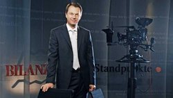 Dirk Schütz diskutiert mit seinen Gästen über aktivistische Investoren.