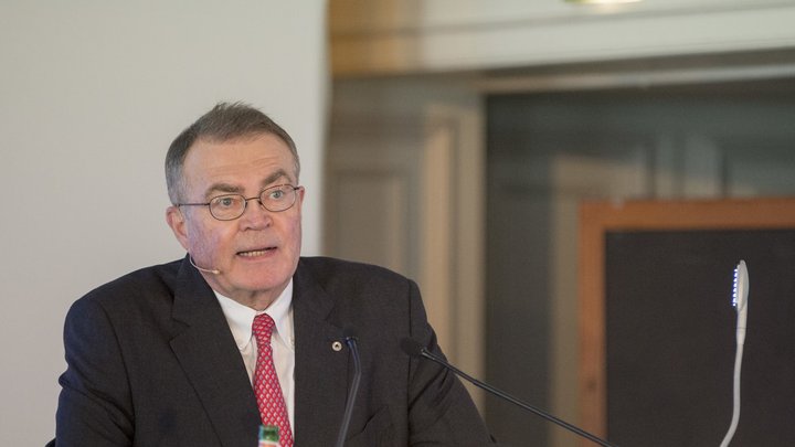 Der Verwaltungsratspraesident Alfred N. Schindler spricht einer Medienkonferenz der Schindler Holding vom Freitag, 15. Januar 2016 im Hotel Palace in Luzern. Alfred N. Schindler tritt als Verwaltungspraesident des Lift- und Rolltreppenhersteller ab. Nach 22 Jahren will er das Amt per Maerz 2017 abgeben, wie Schindler am Freitag, 15. Januar 2016 mitteilte. Neuer Praesident soll der heutige Konzernchef Silvio Napoli werden. Neuer Konzernchef soll Thomas Oetterli werden. (KEYSTONE/Urs Flueeler)