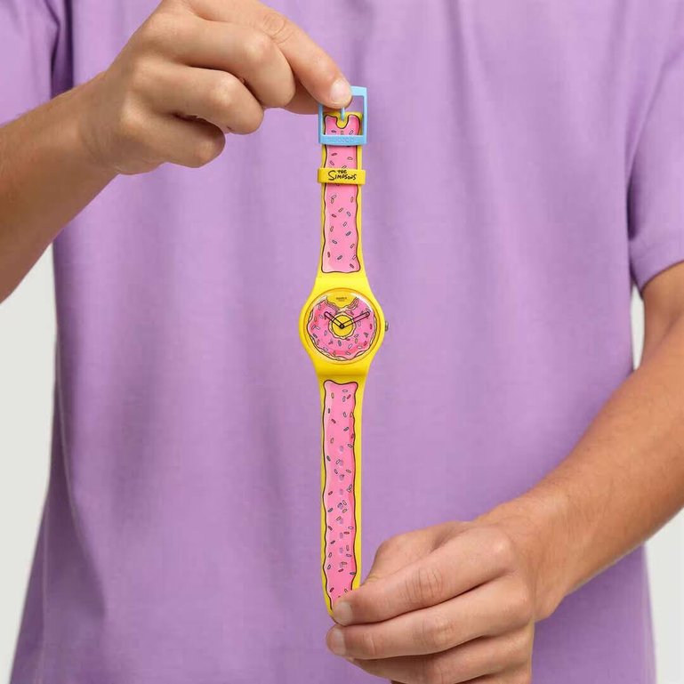 Eine knallige Uhr: Swatch Original x The Simpsons Seconds Of Sweetness
