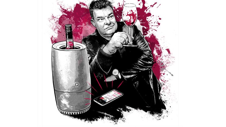 Man scannt mit der App das Etikett der Flasche, stellt diese in den Qelviq, und der kühlt oder wärmt den Wein auf die Idealtemperatur.