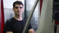 Polymechaniker Manuel Nussbaumer erzählt, inwiefern ihm lebenslanges Lernen in seinem Job zugute kommt.