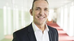Gabriel Brenna, CEO von Raiffeisen Schweiz, will mit neuen Beratungscentern im Vorsorgemarkt punkten.