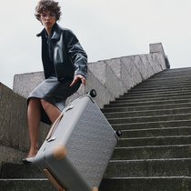 Ein Rollkoffer – wie hier von Louis Vuitton – darf beim Kurztrip in eine Stadt nicht fehlen.