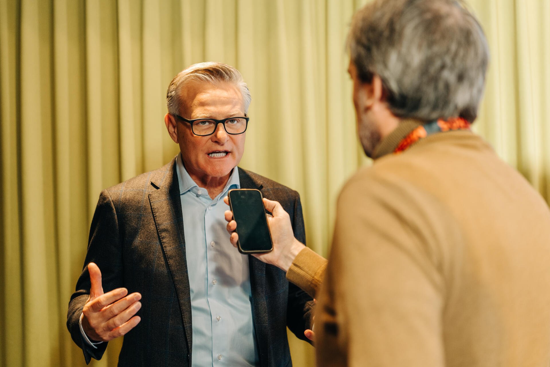 Mega Umbau bei der Migros. Mario Irminger geht und 10 Regio Genossenschaften sollen weg.
Migros Bern 26.10.2026
Im Bild: Ulrich Rotzinger mit Mario Irminger