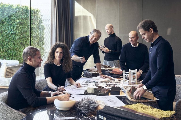 Roberto (3. v.l.) und Renato (2. v.r.) Minotti mit der nächsten Generation, den Zwillingen Alessio und Alessandro sowie Robertos Kindern Susanna und Leonardo.