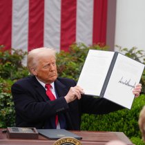 US-Präsident Donald Trump unterzeichnet eine Durchführungsverordnung, die ab dem 3. April 2025 um Mitternacht gegenseitige Zölle für viele andere Länder vorsieht (April 2025).