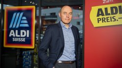 Länderchef Jérôme Meyer vollzieht eine Kehrtwende. Statt einer hochwertigen Warenpräsentation ist in den Läden wieder mehr Nüchternheit angesagt: Das steigert die Effizienz.