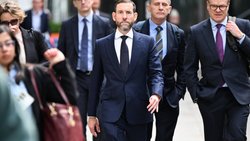 Lex Greensill (Mitte) auf dem Weg zum Gericht in London.
