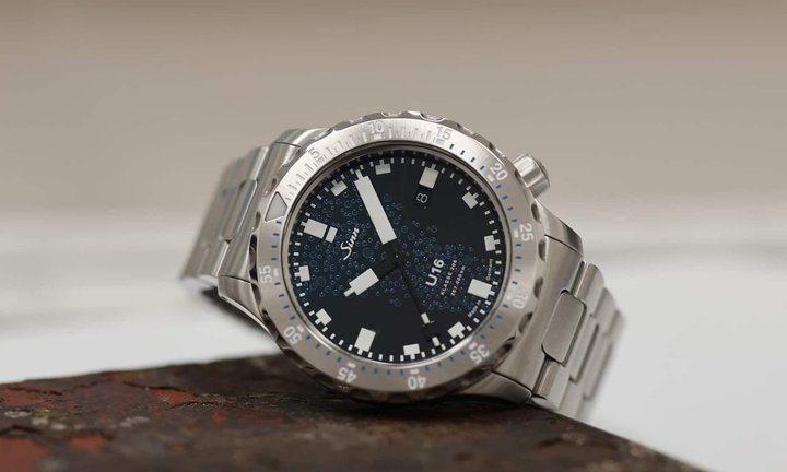Ahoi: Die 44 Millimeter grosse U16 auf einem Stück U-Boot-Stahl, das durch die Sächsische Uhrentechnologie GmbH in Glashütte (SUG) erst geformt und anschliessend für die Wiederverwendung als Uhrengehäuse aufbereitet worden ist.