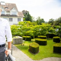 Generationsübergreifend: Die Investoren Ernst Tanner und sein Sohn Derek (im Bild) stecken Schoggi-Geld in Start-ups.