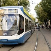 Die Zürcher Bahnhofsstrasse bereitet sich auf die einträglichste Zeit des Jahres vor. (Bild: Keystone)