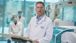 Roche-CEO Thomas Schinecker: Der Konzern hatte sich mit Bern nicht auf einen Preis beim Krebsmedikament Lunsumion einigen können, nun finanziert es der Pharmakonzern aus der eigenen Kasse.