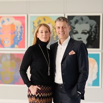 Gudrun und Robert Ketterer vor einem Werk von Andy Warhol, das im Dezember 2025 für 4.488.000 Euro versteigert wurde