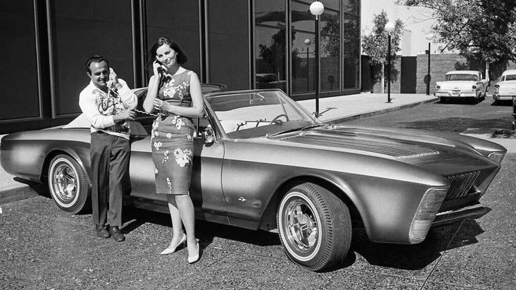 1965 in Los Angeles: Ein Mann und eine Frau posieren vor dem Buick Riviera (Bild: Keystone).