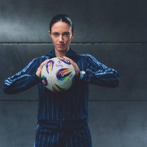 Top-Spielerin Aitana Bonmatí, spanische Weltmeisterin und zweifache Ballon-d’Or-Siegerin, trägt die Big Bang One Click Joyful in Blau.