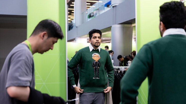 Hardik Nahata probierte während der jährlichen Konferenz von Nvidia im Merchandise-Shop einen Pullover von Jensen Huang an.