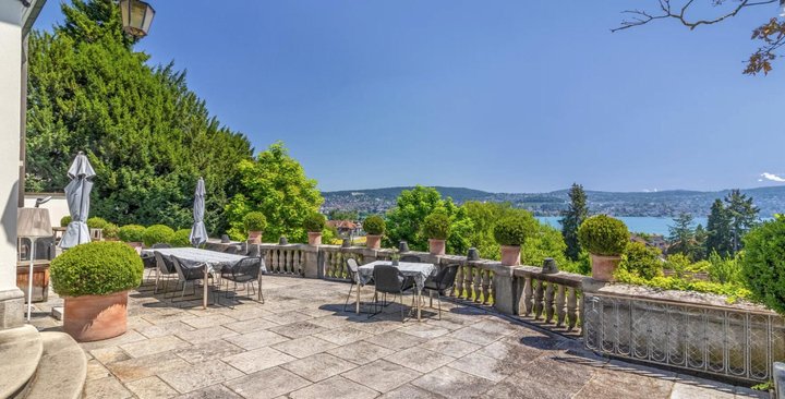 Von der Terrasse aus hat man beste Sicht auf den Zürichsee.
