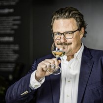 Tobias Gysi ist Schweizer Weinakademiker und -sommelier.