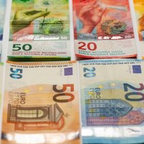 Ein Carry Trade bedeutet, Investoren lehnen eine Währung wie den Franken mit tiefen Zinsen, verkaufen sie und legen sie in einem Währungsraum mit höheren Zinsen an.