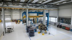 Hier wurde einst Mineralwasser abgefüllt, jetzt werden in der Halle Triebwerke gewartet.