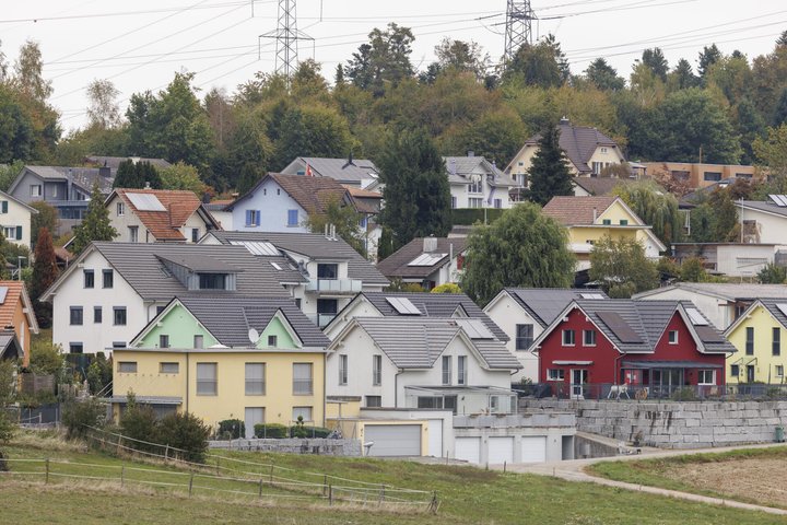 Foto: Sven Thomann, 7.102026, Safenwil (AG): Wohnhaeuser in Safenwil Immobilien, Miete, Wohneigentum, Hypothek, Wohnungsmarkt, Liegenschaft, Eigentumswohnung, EFH, Einfamilienhaus, wohnen, Wohnhaus, Zins, Mietzins, Haus, Immobilie, Saron, Hypo, Mehrfamilienhaus, Themenbild, Symbolbild, Symbolfoto, SymbolbildRMS