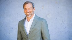 Cornèrcard-Chef Alessandro Seralvo ersetzt die Callcenter-Mitarbeiter nicht durch KI. Im Bankensektor sei der Leistungsausweis der generativen KI überschaubar.