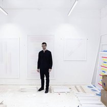Patric Sandri erschafft einzigartige Kunstwerke, die Licht und Farbe neu interpretieren.