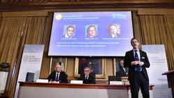 Göran K. Hansson bei der diesjährigen Verkündung des Wirtschaftsnobelpreises: Der Generalsekretär der Königlich Schwedischen Akademie der Wissenschaften zusammen mit den Akademie-Mitgliedern Peter Fredriksson (l.) und Jakob Svensson.