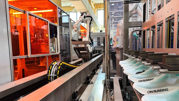 Produktionsstrasse der On-Fabrik bei Busan in Südkorea: Die Lightspray-Technologie wird industriell ausgerollt.