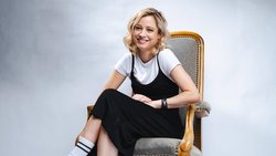 Lara Stoll (38) ist seit mehr als 17 Jahren als Schauspielerin, Kabarettistin und Musikerin unterwegs. Sie ist Europameisterin im Poetry Slam und Gewinnerin des Salzburger Stiers.
