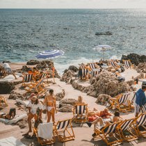 Am Strand schlägt das Herz des Sommers am lautesten. Eine hochkarätige Taucheruhr darf hier nicht fehlen.