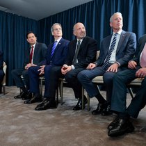Schwarze Schuhe und blaue Anzüge waren in Davos für Präsident Trump und die Spitzenvertreter seiner Regierung an der Tagesordnung.