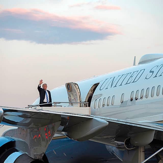 Trump_im_Flugzeug.jpg