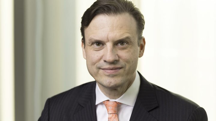 Porträt von Patrick Frost, CEO der Swiss Life Group, aufgenommen am Swiss Life Hauptsitz in Zürich.