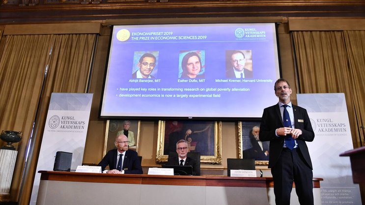Göran K. Hansson bei der diesjährigen Verkündung des Wirtschaftsnobelpreises: Der Generalsekretär der Königlich Schwedischen Akademie der Wissenschaften zusammen mit den Akademie-Mitgliedern Peter Fredriksson (l.) und Jakob Svensson.