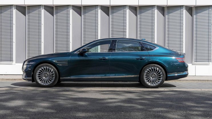 Auf einer Fahrt durch das Landwassertal Richtung Davos überzeugt der Genesis eG80 mit sanftem Fahrkomfort und luxuriöser Ausstattung.
