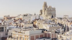 PULSIEREND ­Dynamisch, kreativ und multi-kulturell. Die Haupt-stadt Madrid streift ihre Zurückhaltung ab.