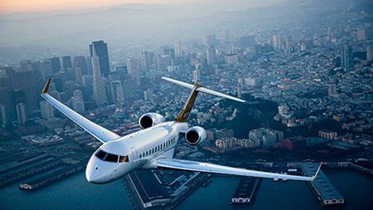 Der Global 6000 von Bombardier überfliegt San Francisco. Allein die Zuger Firma VistaJet hat schon 56 solche Maschinen geordert