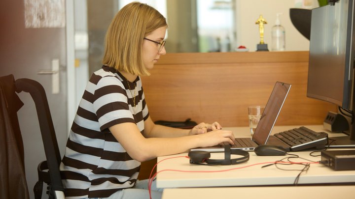 Neben Informatik gehört auch Projektmanagement zu Tinas Aufgaben.