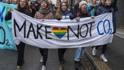 Schüler protestieren am Klimastreik in Basel.