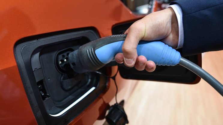 Aufladen eines Elektroautos: Neues Wachstumspotenzial für Tankstellen.