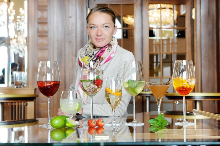 Welches ist DER Drink dieses Sommers?Die Barfrau vom Hotel Montana Stefanie Baier mixt für uns sieben Sommerdrinks. Fotografiert am 15. Mai 2013 in Luzern.NLZ Boris Bürgisser