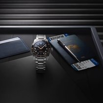 Die Longines Zulu Time 1925 verfügt über ein 39-mm-Edelstahlgehäuse und kann bis zu drei Zeitzonen anzeigen.
