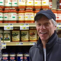 Jon Bon Jovi hilft mit seinem Promi-Status, die Pastasaucen seiner Familie zu vermarkten.